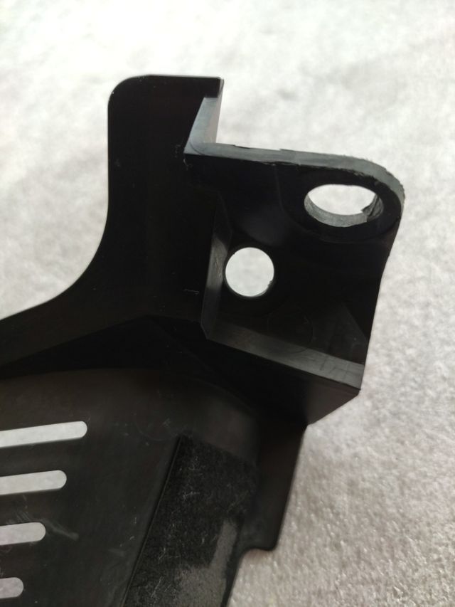 Plástico izq. columna dirección Suzuki GSR 600 .