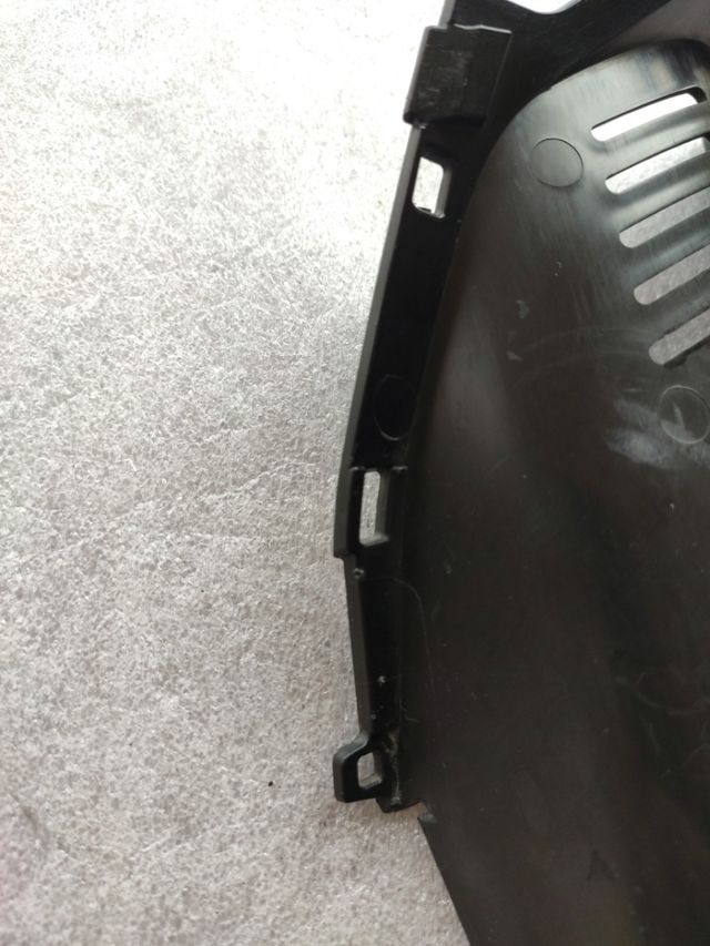 Plástico izq. columna dirección Suzuki GSR 600 .