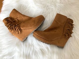 Botines con cuña y flecos Mustang de segunda mano por 8 EUR en Cartes en  WALLAPOP