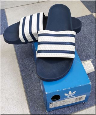 CHANCLAS ADIDAS ADILETTE G16220 HOMBRE -TALLA 43 de segunda mano por 27 EUR  en Alcalá de Henares en WALLAPOP