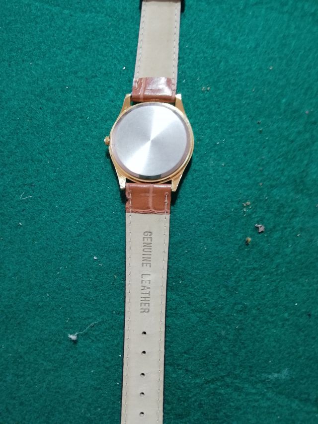 Reloj de cuarzo. maquinaria miyota.