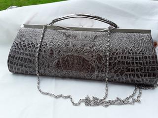 Bolso estilo clutch Acharolado de segunda mano por 30 EUR en Cortés de  Málaga en WALLAPOP
