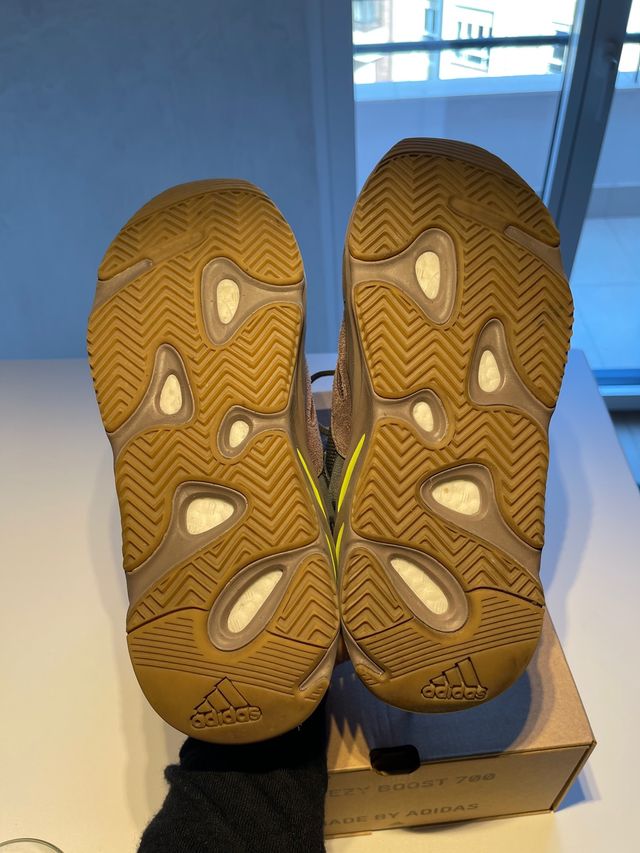 Adidas Yeezy 700
