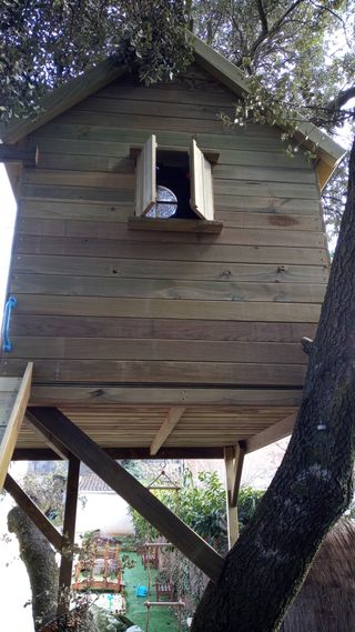 CASITA EN ARBOL 2,10 X 2 M INSTALADA EN TU JARDÍN