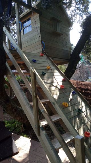 CASITA EN ARBOL 2,10 X 2 M INSTALADA EN TU JARDÍN
