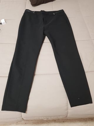 Pantalón mango de vestir, negro, pitillo de segunda mano por 8 EUR en  Bigues i Riells en WALLAPOP