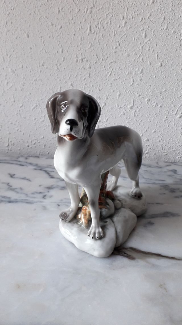 Figura perro de porcelana.