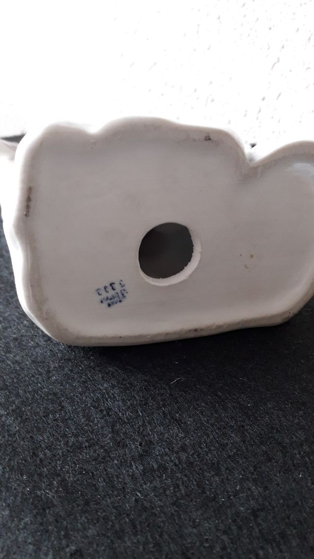 Figura perro de porcelana.