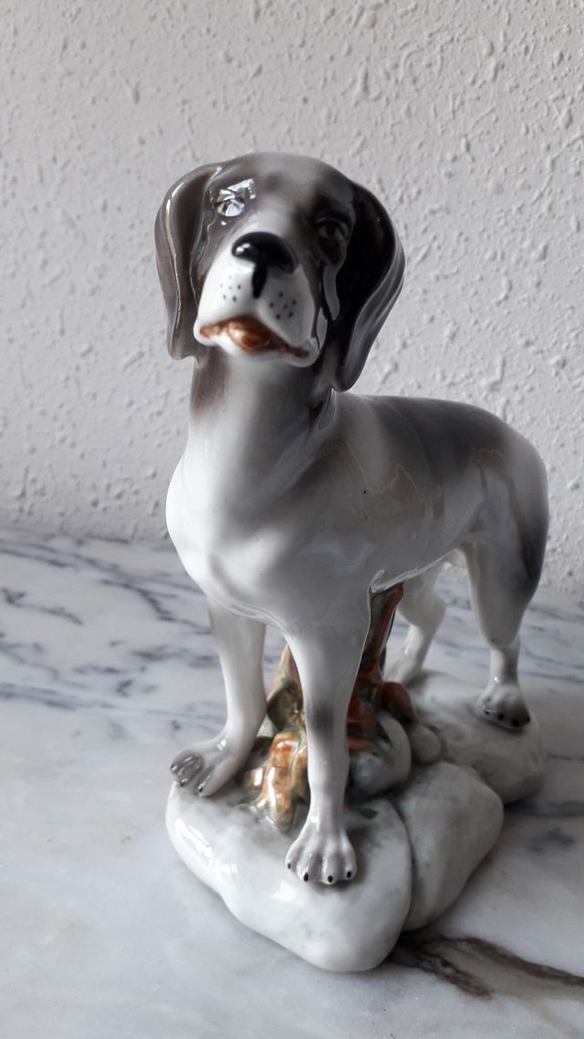 Figura perro de porcelana.