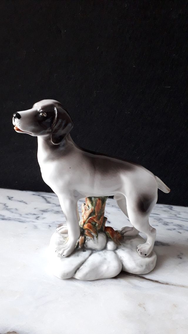 Figura perro de porcelana.