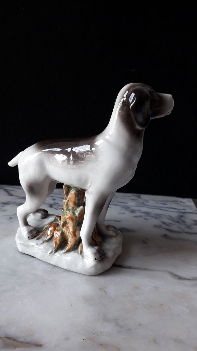 Figura perro de porcelana.