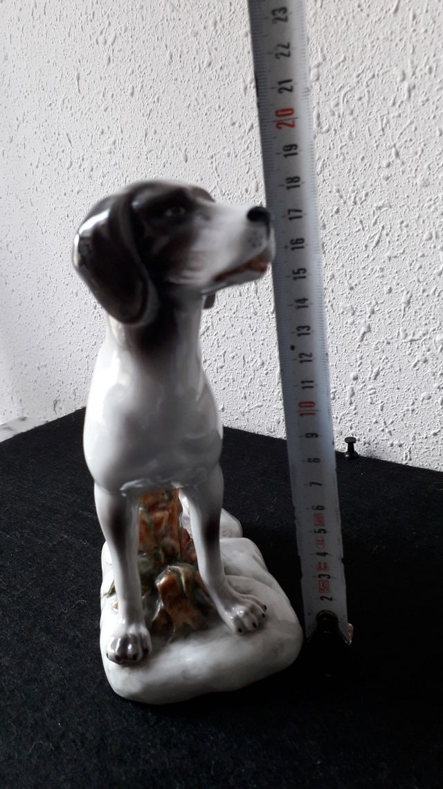 Figura perro de porcelana.