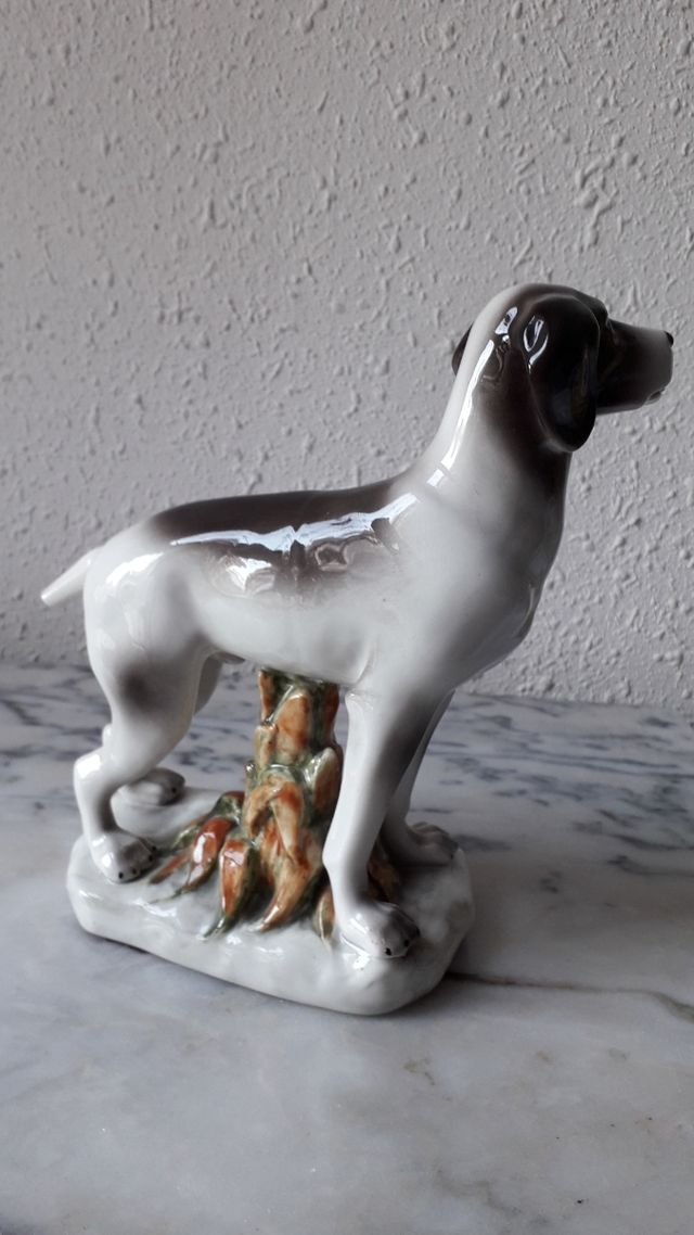 Figura perro de porcelana.
