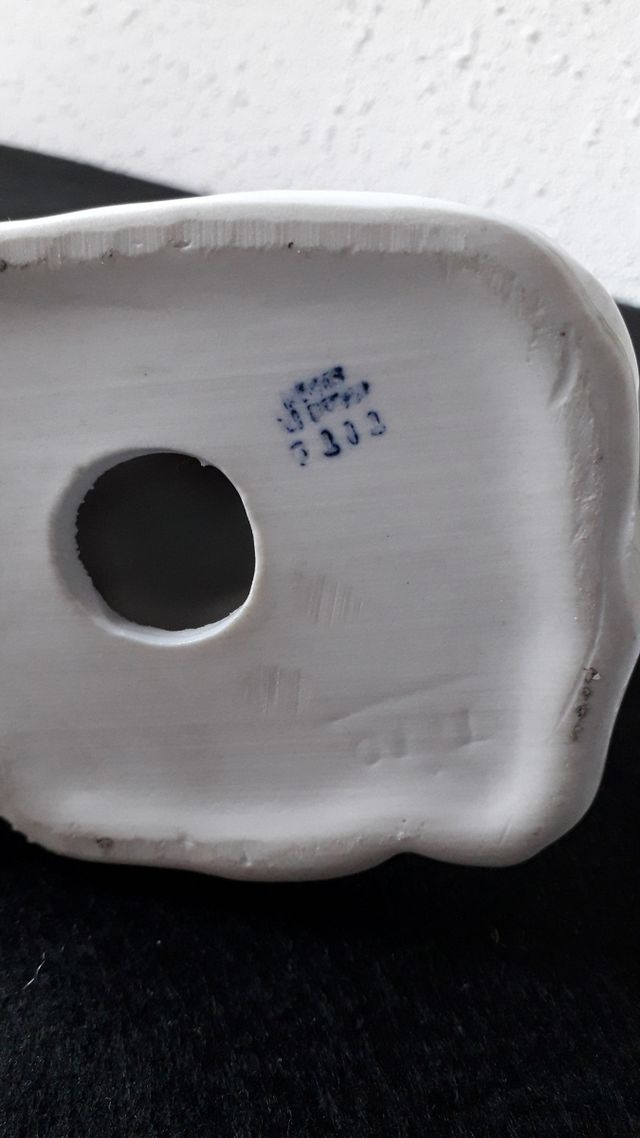 Figura perro de porcelana.