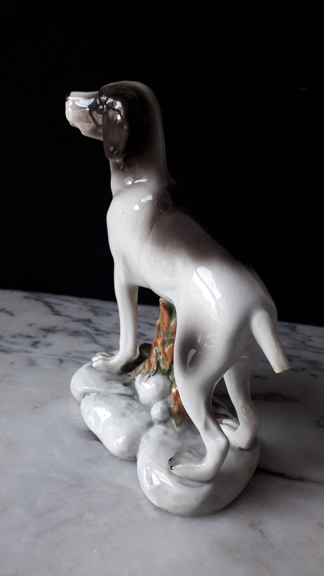 Figura perro de porcelana.