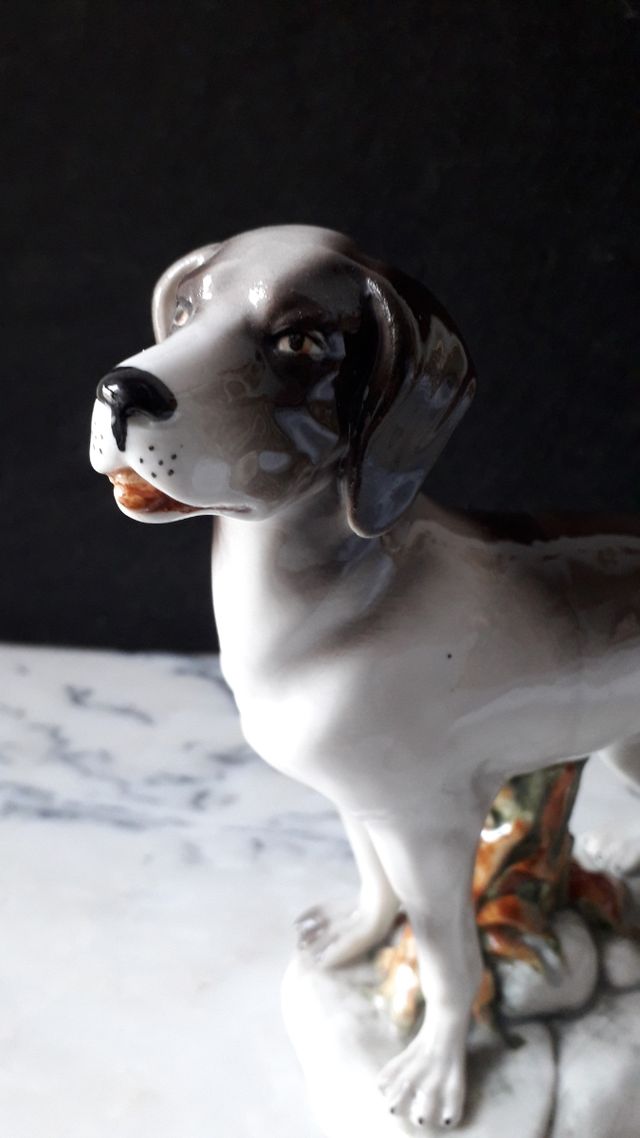 Figura perro de porcelana.