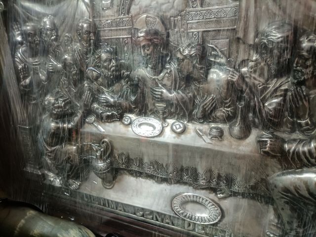 sagrada cena antigua bañada en plata