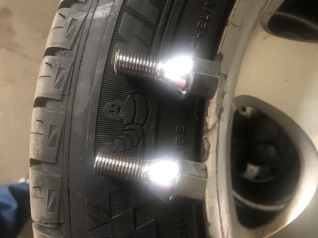 Cuatro llantas y neumáticos Mercedes Benz