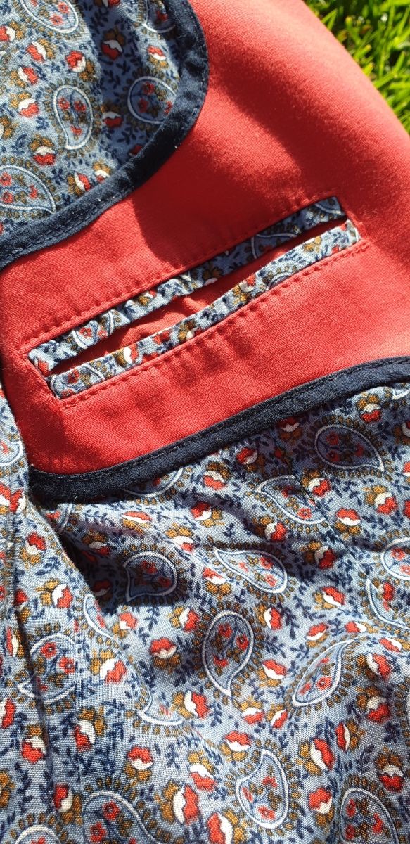 Gabardina abotonada con cinturón rojo MANGO