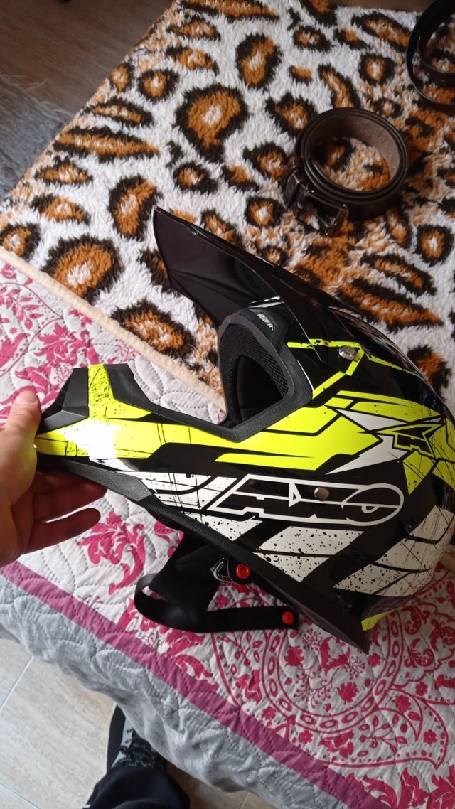 casco , gafas , protecciones y pantalon