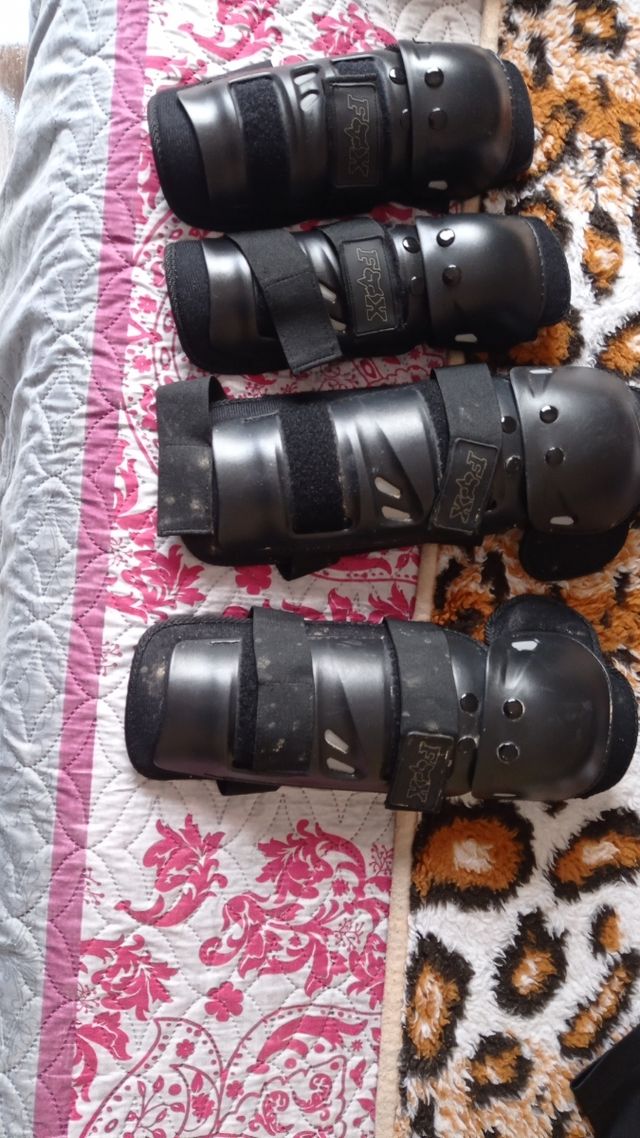 casco , gafas , protecciones y pantalon