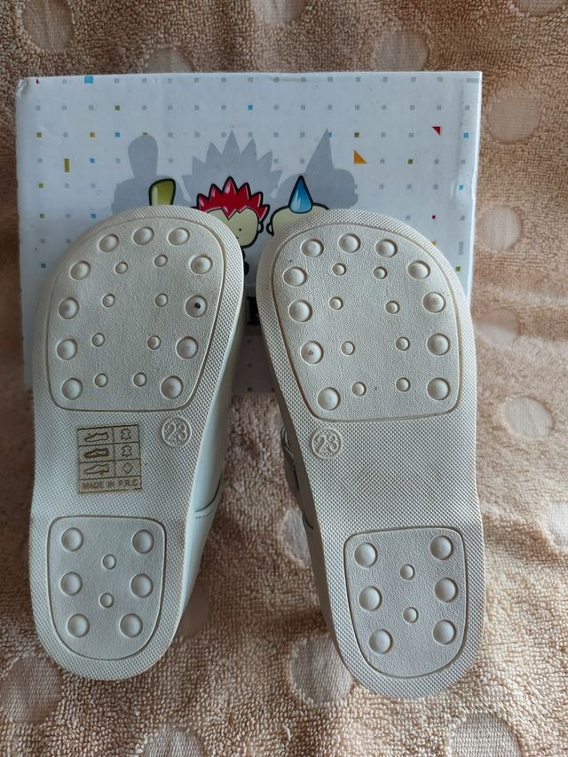 Zapato beige 23