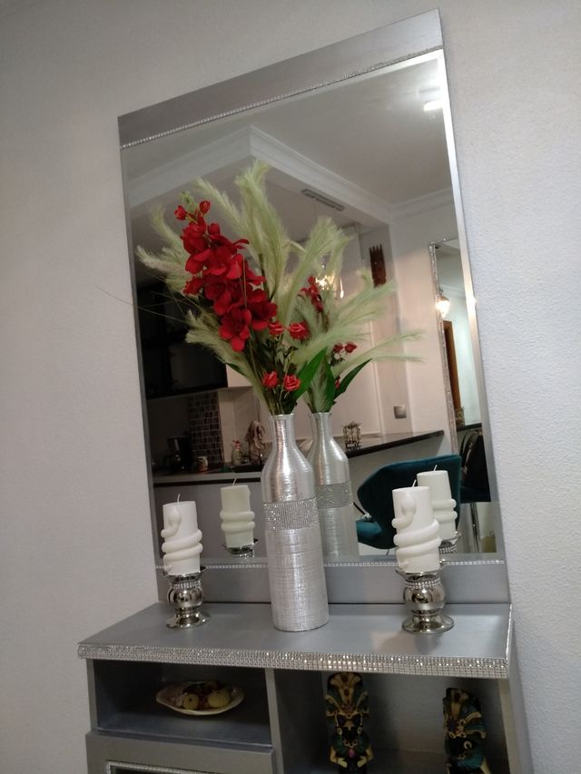 Mueble recibidor plateado.