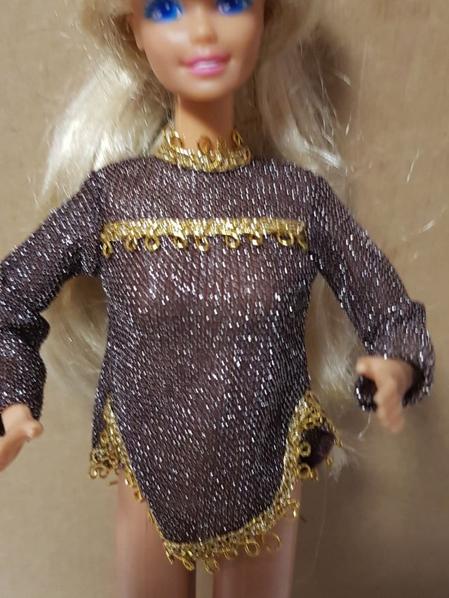 PRECIOSA CAMISA CON BRILLOS Y RIBETE EN ORO BARBIE