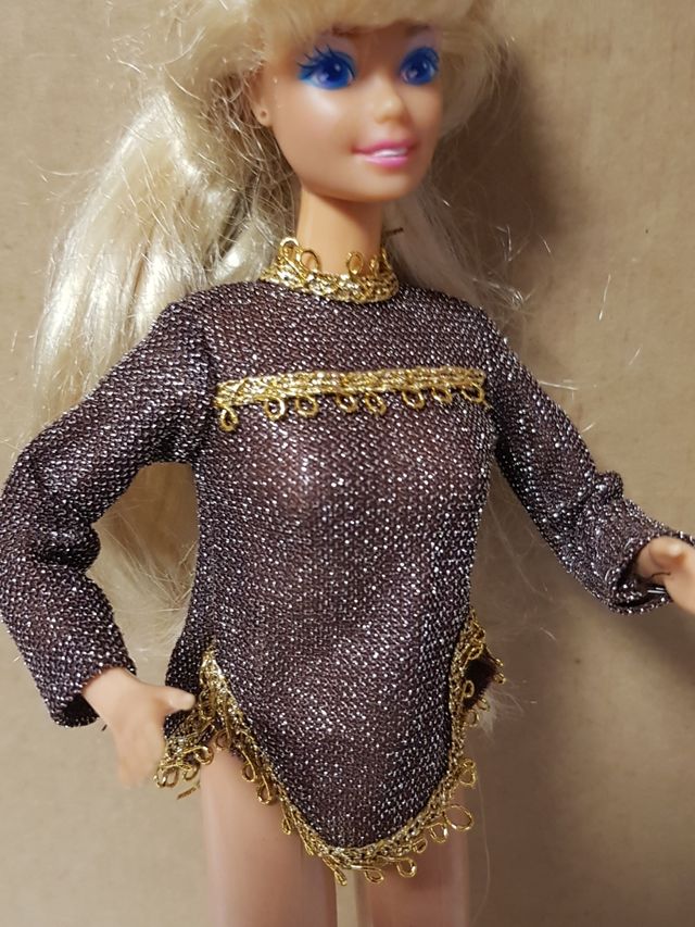 PRECIOSA CAMISA CON BRILLOS Y RIBETE EN ORO BARBIE