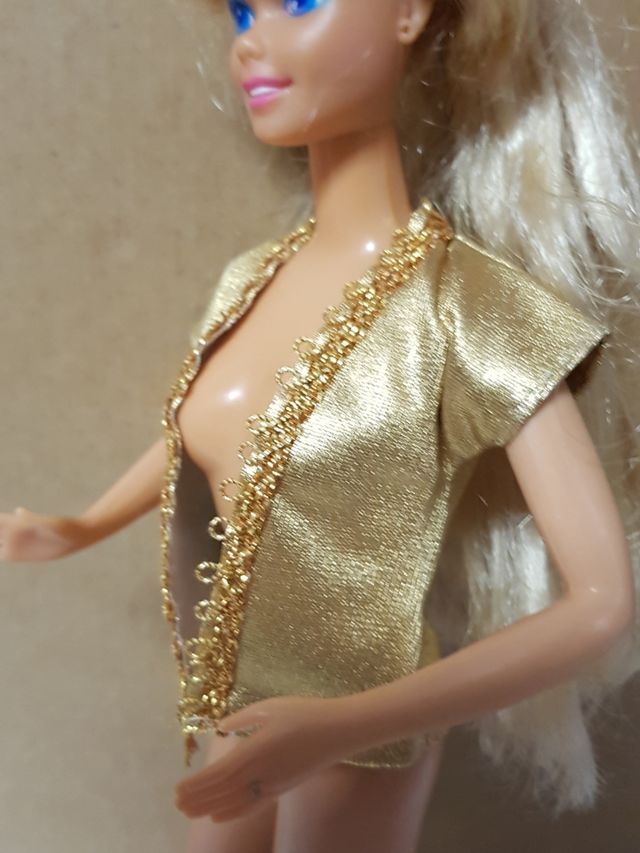 CHALECO DORADO CON RIBETE PARA BARBIE