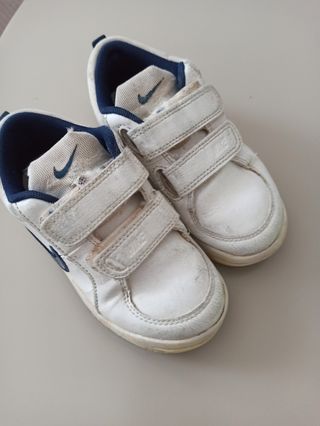 Zapatillas Nike piel blanca talla 26. de segunda mano por 1 EUR en  Artatzagane en WALLAPOP