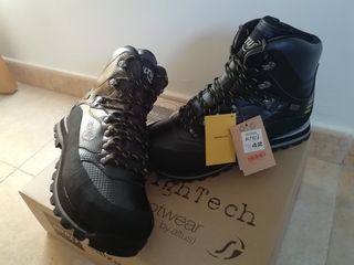 Bota de Montaña ALTUS BESAYA. de segunda mano por 70 EUR en Cortes de la  Frontera en WALLAPOP