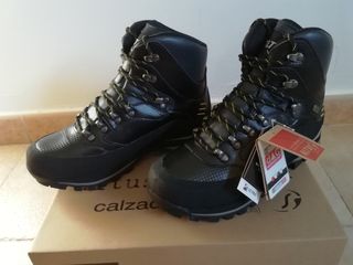 Bota de Montaña ALTUS BESAYA. de segunda mano por 70 EUR en Cortes de la  Frontera en WALLAPOP