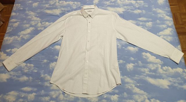Camisa blanca con estampados diminutos