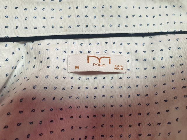 Camisa blanca con estampados diminutos