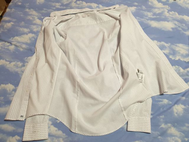 Camisa blanca con estampados diminutos