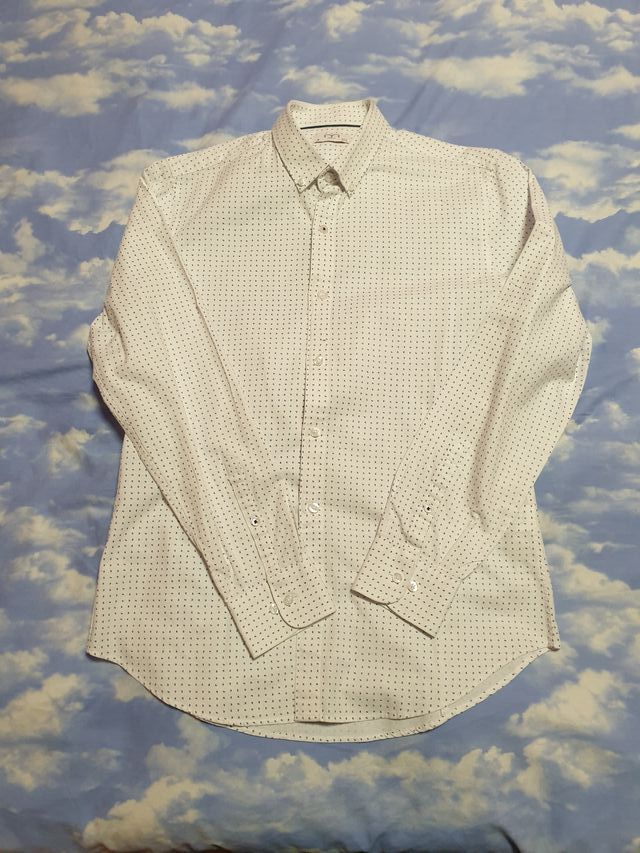 Camisa blanca con estampados diminutos