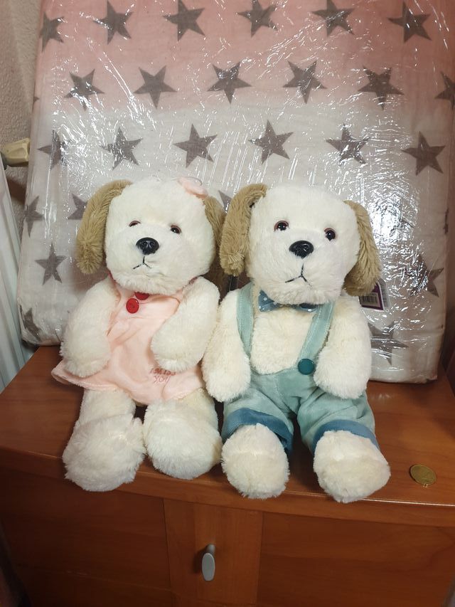 Pareja de perritos de peluche