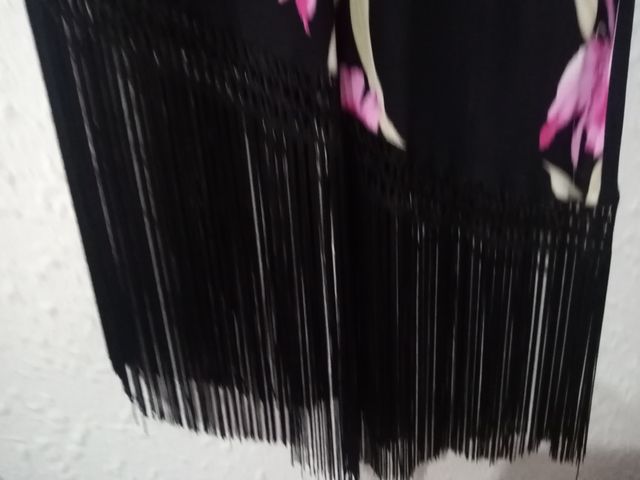 falda con bajos de mantón de manila.