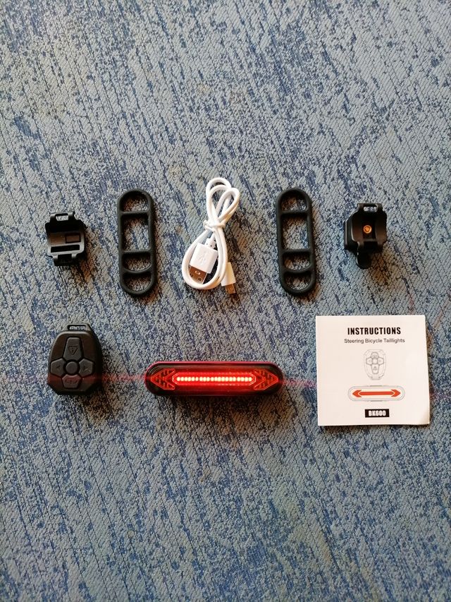 Luce led posteriore per bicicletta ricaricabile con telecomando.