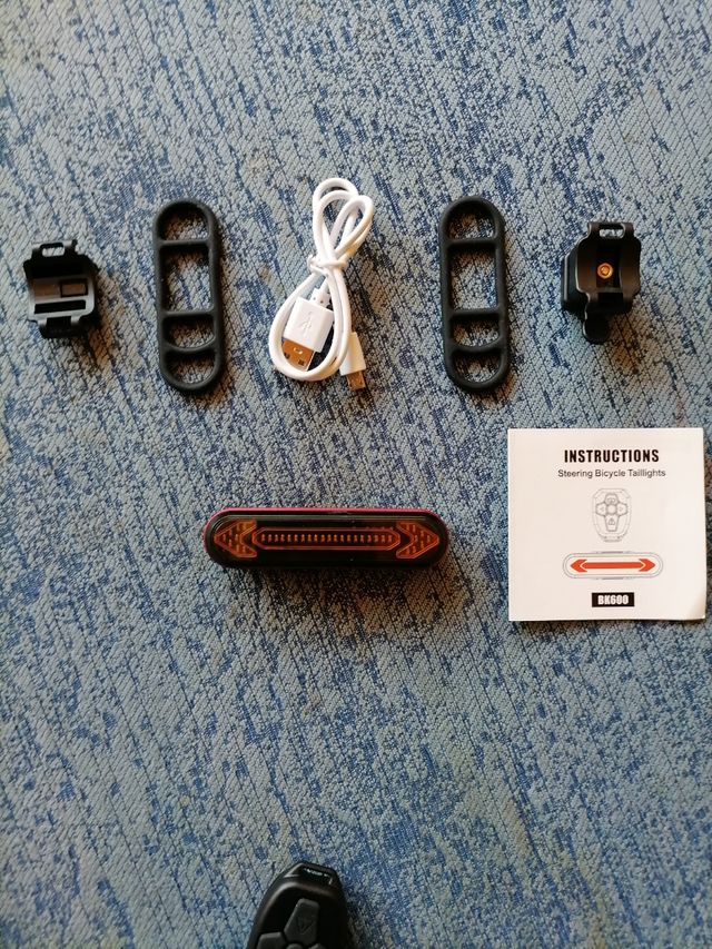 Luce led posteriore per bicicletta ricaricabile con telecomando.