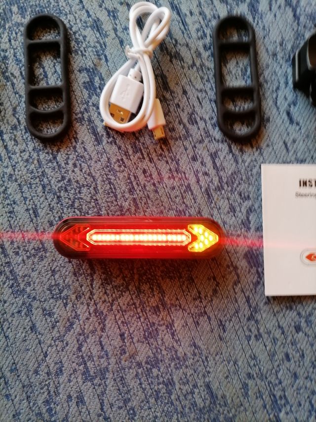 Luce led posteriore per bicicletta ricaricabile con telecomando.