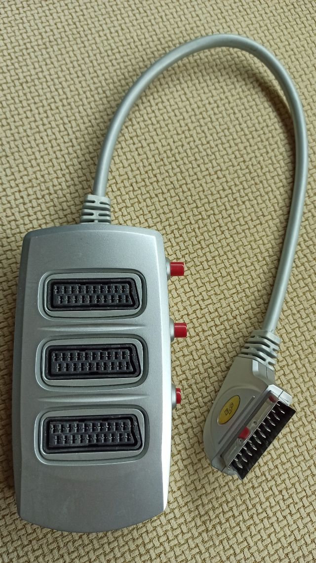 Adaptador triple de Euroconector