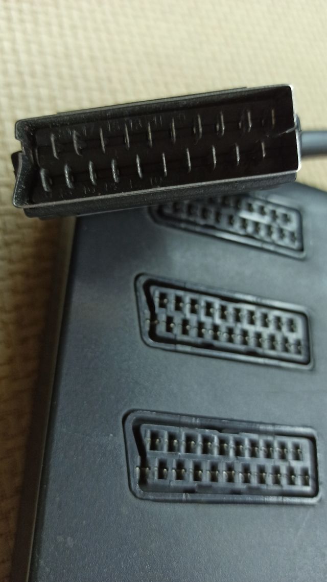 Adaptador triple de Euroconector