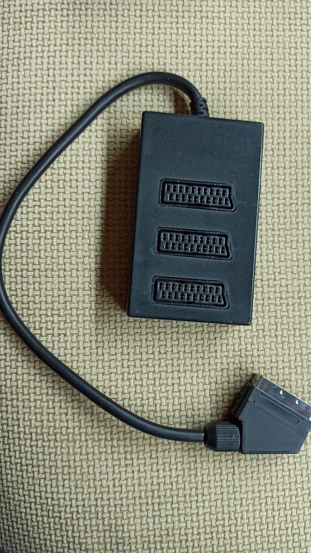 Adaptador triple de Euroconector