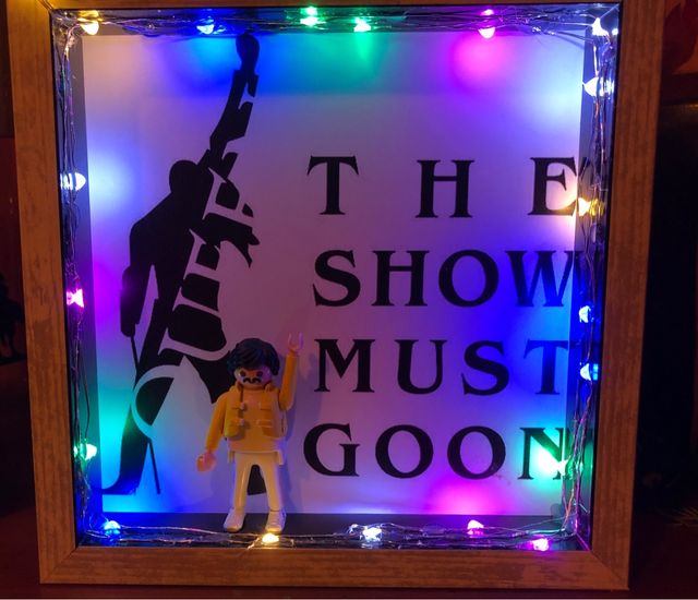 Cuadro lamparita " Show must go on"