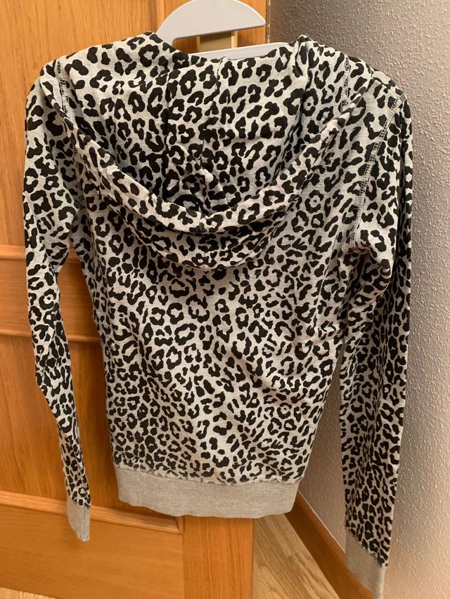 Sudadera gris y negra