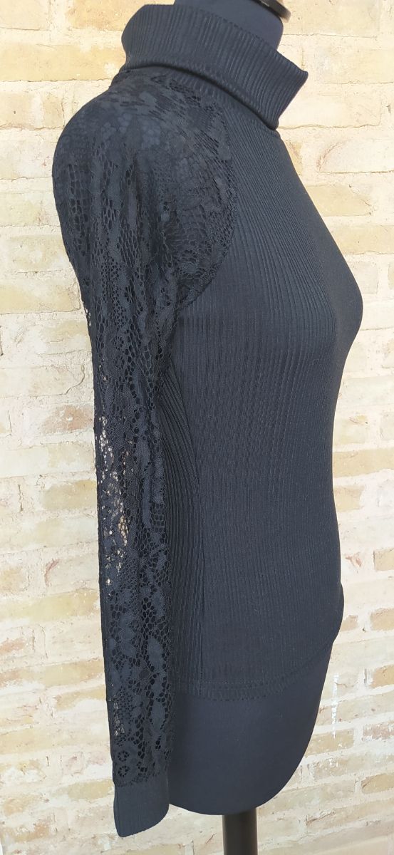 Blusa cuello alto con mangas de encaje