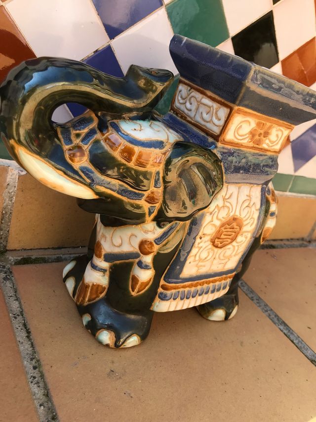 Elefante indio u oriental de cerámica esmaltada