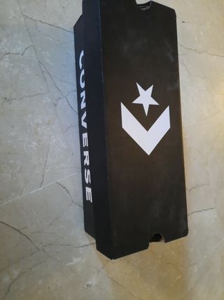 Caja converse original de segunda mano por 5 EUR en Málaga en WALLAPOP
